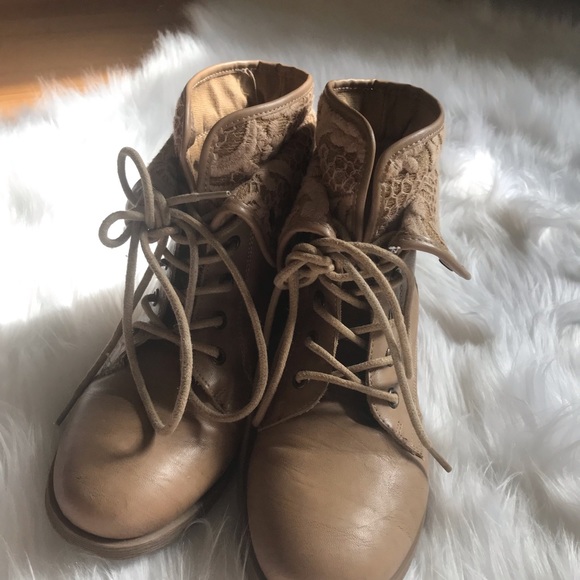 Women’s Lace Boots - Picture 3 of 8